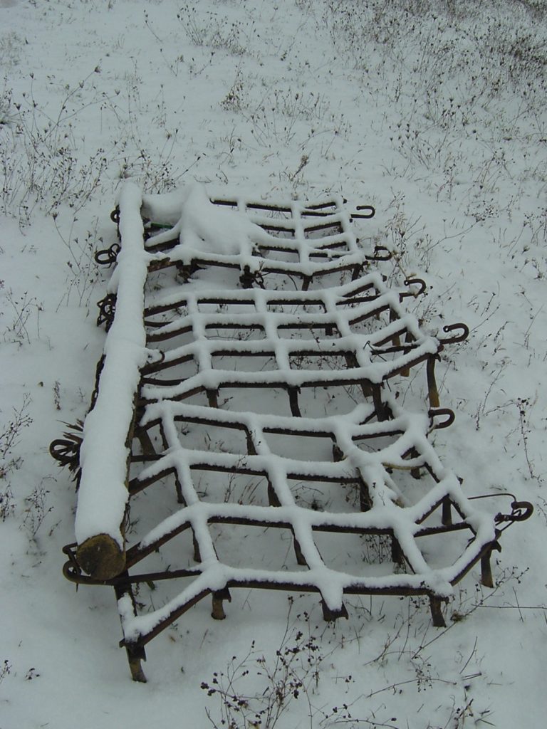 Vecchio erpice sotto la neve (2007)