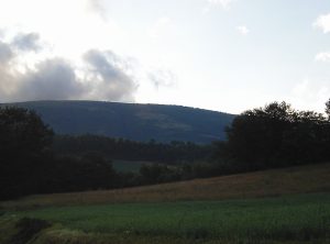 Visuale di Camponello in direzione del monte Fiegni (2005)
