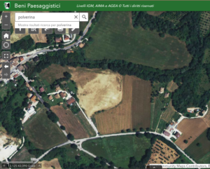 Ortofoto del 2013 estratta dal Geoportale della Regione Marche, relativa alla stessa area di Polverina - Camponello, In un'ansa fluviale in prossimità del fiume Chienti è ben visibile il deposito di detriti effettuato tra l'autunno 2011 e l'estate 2012. Essa fu completamente riempita con materiale di scavo delle gallerie della superstrada Val-di-Chienti.  Il profilo della collina in direzione di Camponello risultò modificato e la casa bianca, prima visibile in cima alla collina, percorrendo il sentiero lungo il fiume Chienti, non lo risultava più. Era quindi perso il valore paesaggistico del sentiero (a destinazione d'uso privata) che unisce Camponello a Polverina (“ortofoto copyright AGEA - licenza d'uso concessa a Regione Marche”).